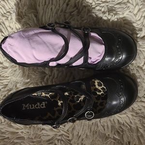 Incredibly adorable very gently used Mudd wingtip Mary Jane 4" heels, 7M